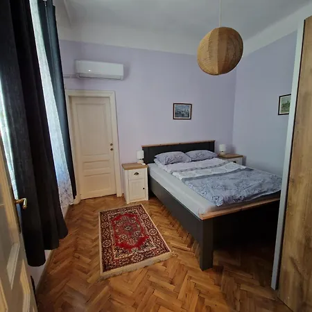 Apartment етаж от къща с двор