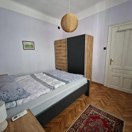 етаж от къща с двор Διαμέρισμα