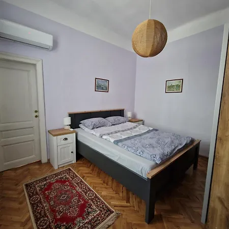 етаж от къща с двор Διαμέρισμα Μπουργκάς