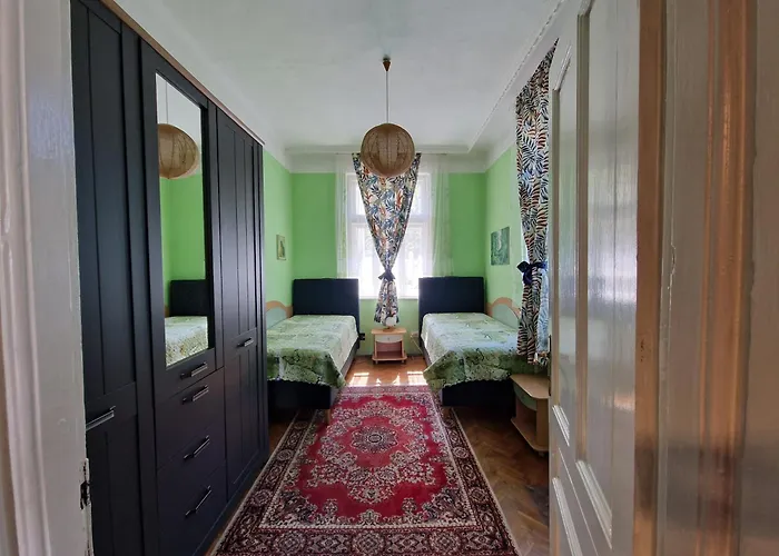 Apartman етаж от къща с двор