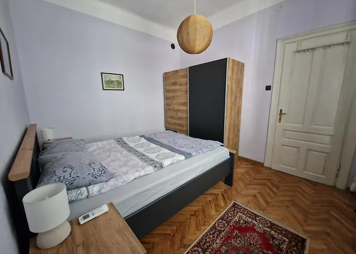 етаж от къща с двор Apartman *