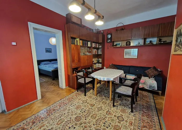 Апартамент етаж от къща с двор Бургас