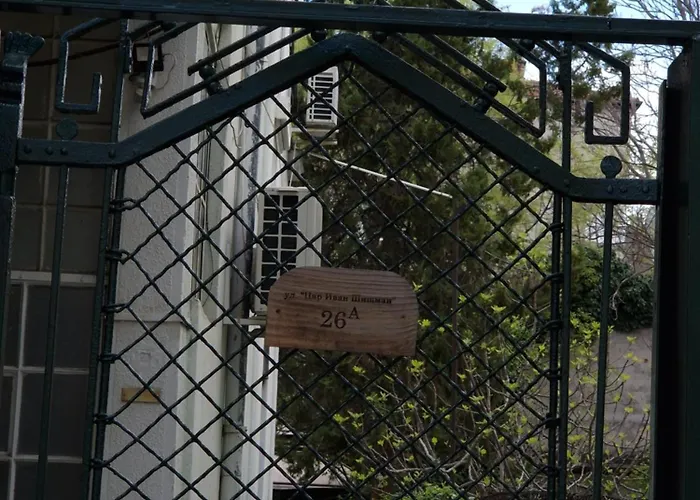 Apartman етаж от къща с двор