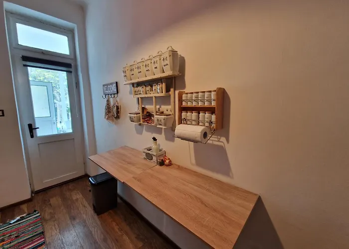 етаж от къща с двор Apartman