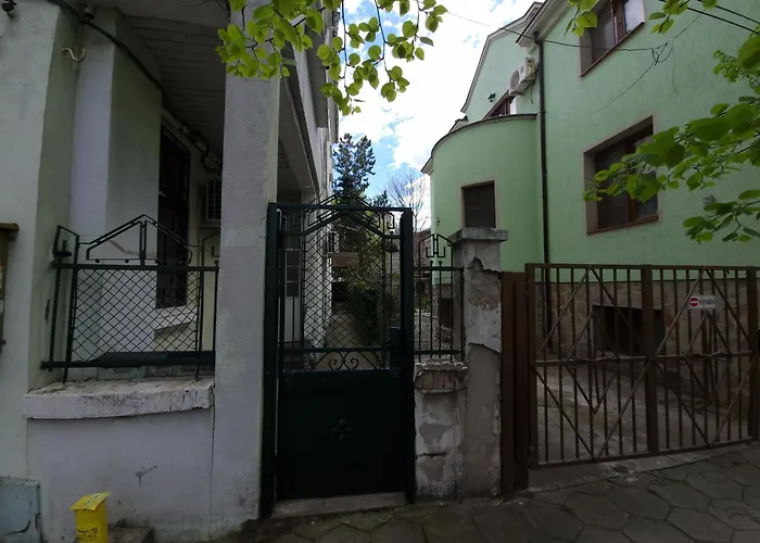 етаж от къща с двор Бургас