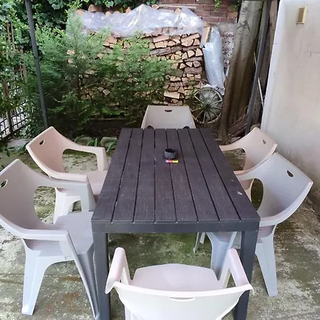 Apartment етаж от къща с двор