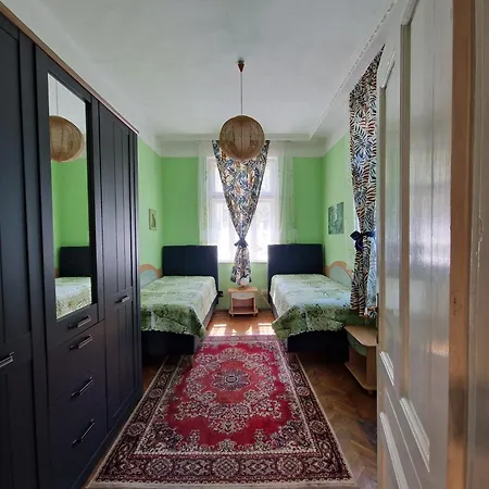 Apartment етаж от къща с двор