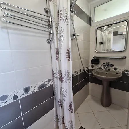 Apartment етаж от къща с двор *