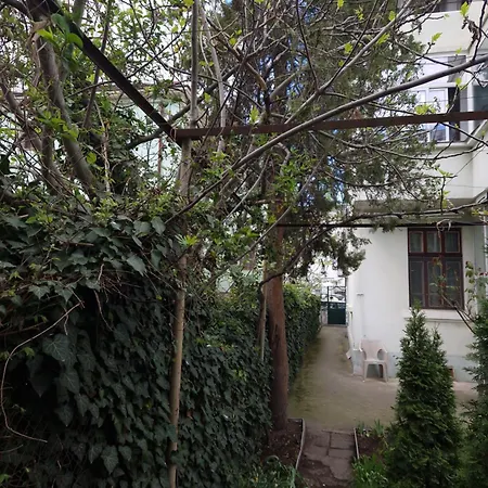 Apartment етаж от къща с двор Burgas