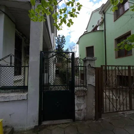 етаж от къща с двор Burgas